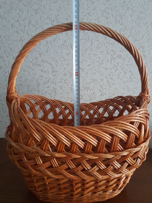 Продам  плетёную корзину.