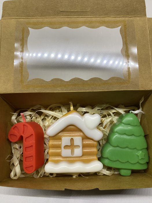 Ароматен букет от соеви свещи и коледни подаръци