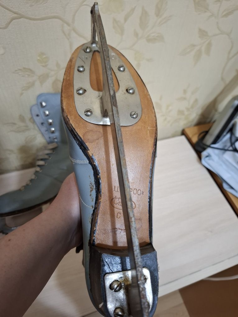 Продам коньки . Размер 27.5 примерно  сороковой.
