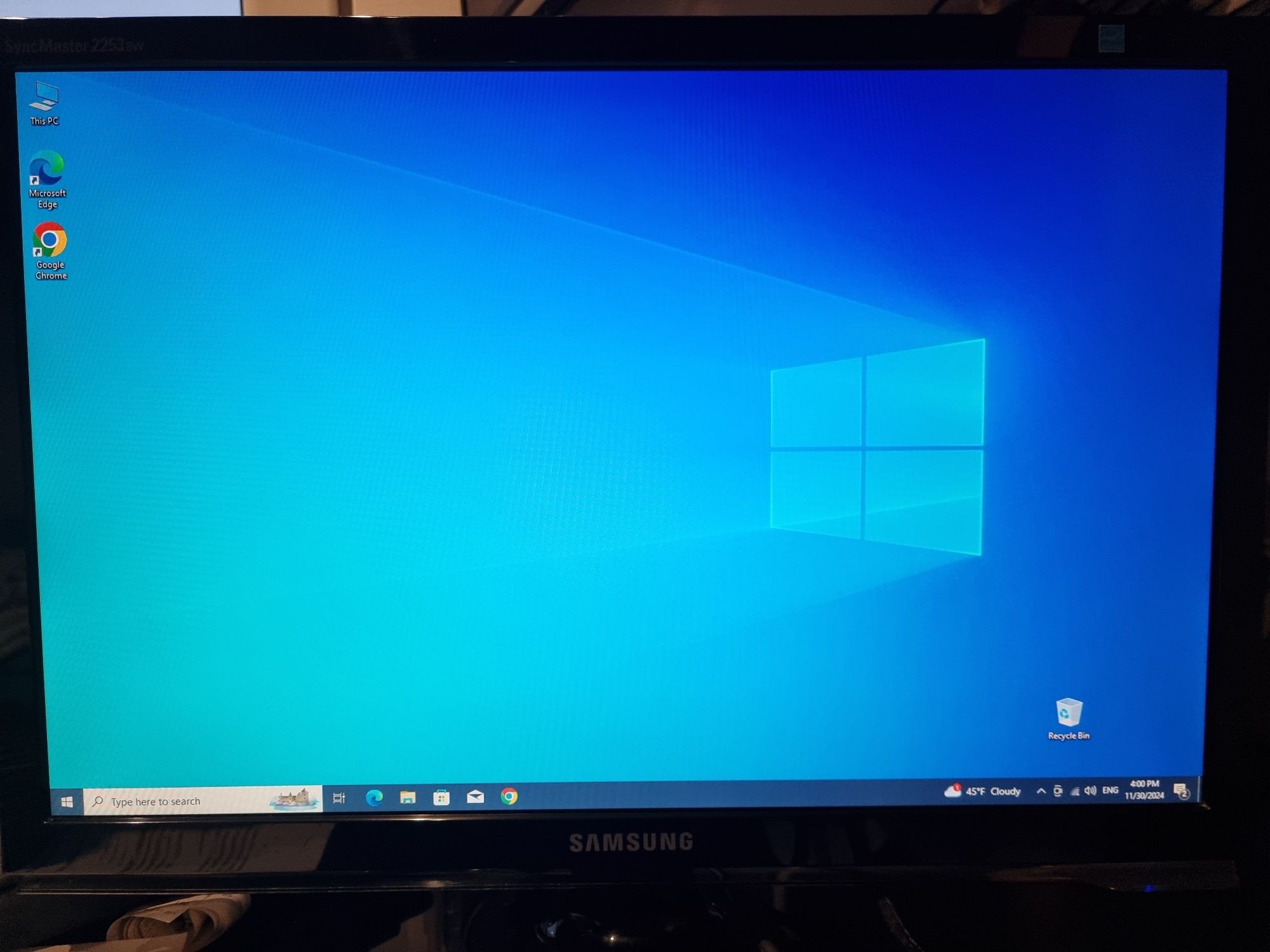Монитор 22" Samsung 2253BW с леки следи от употреба.