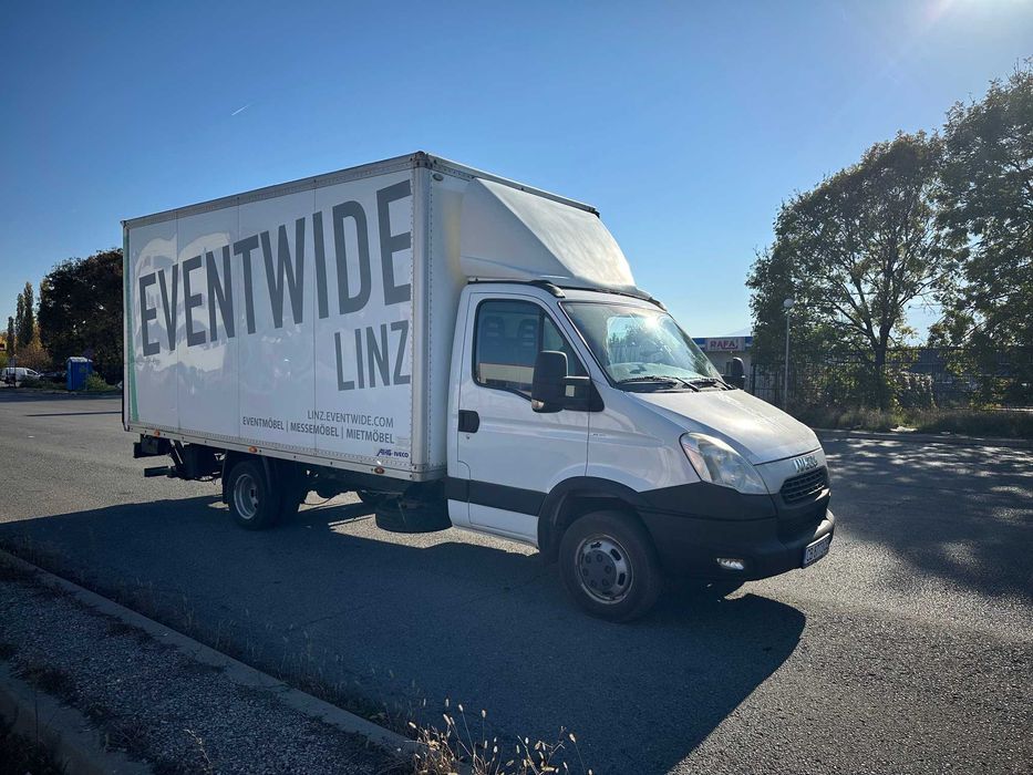 Голям бус с падащ борд и палетна количка - транспортни услуги