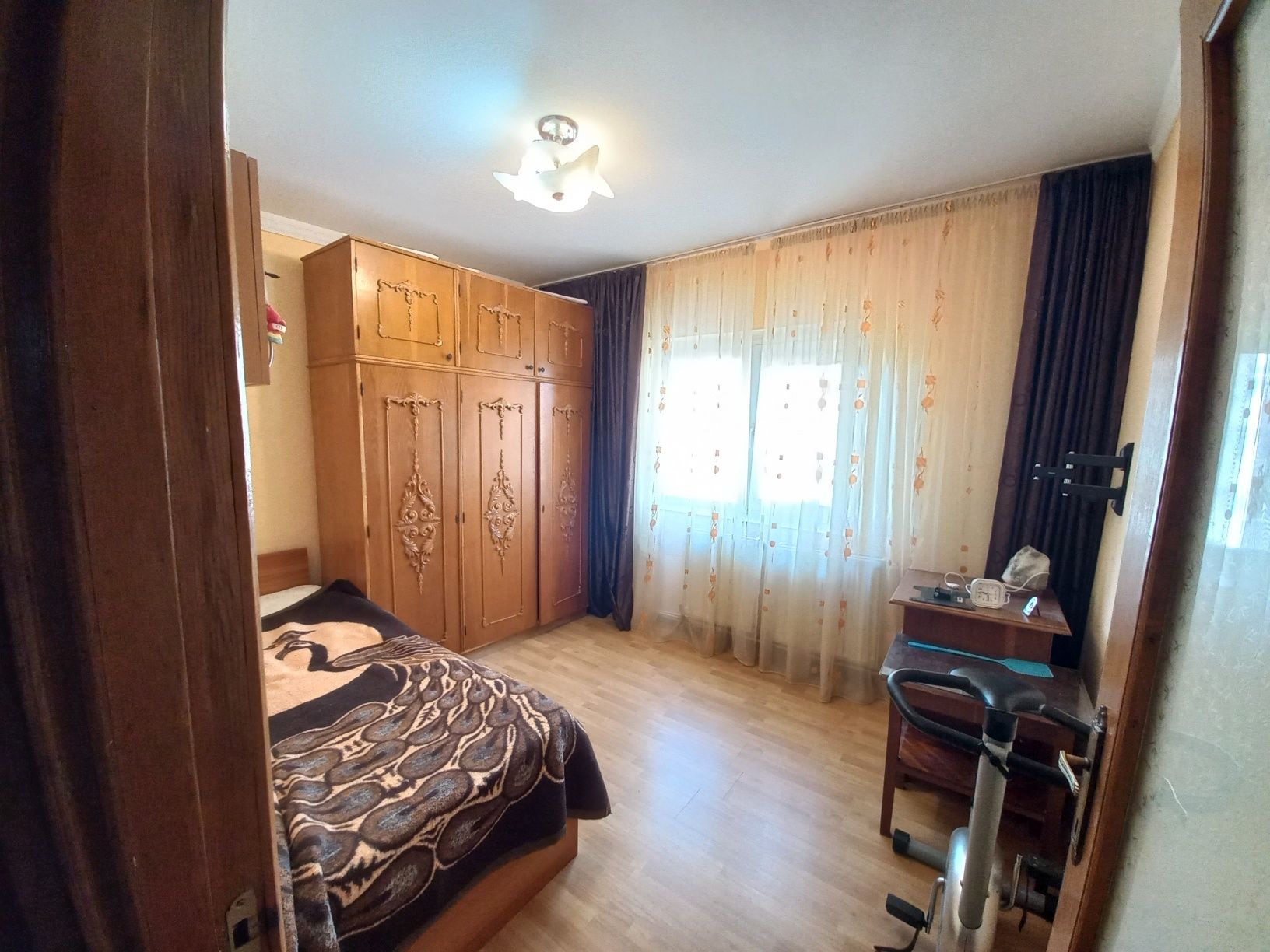 Vând apartament cu 3 camere semidecomandat