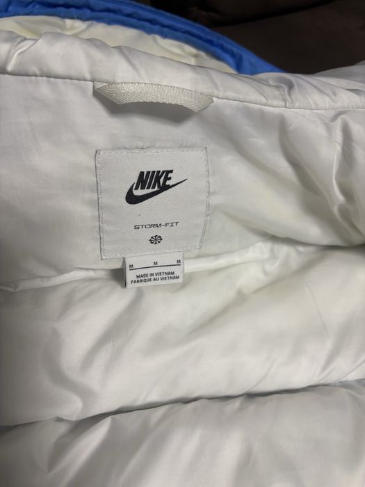 Яке найк синьо бял цвят