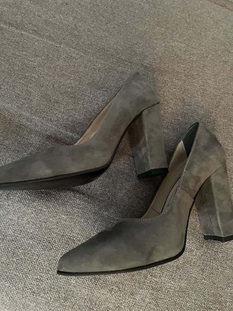 Pantofi gri cu toc