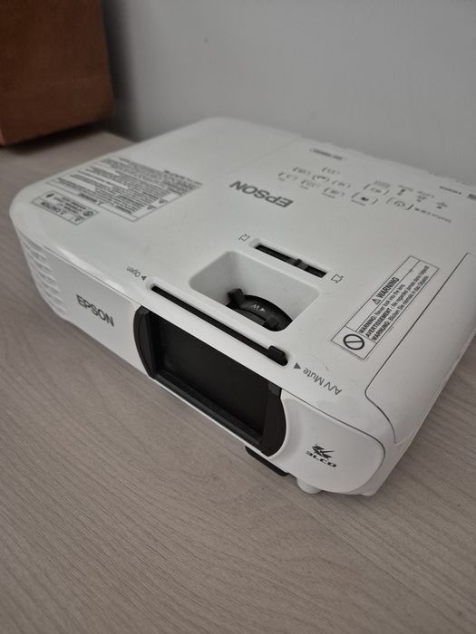 Vând videoproiector EPSON