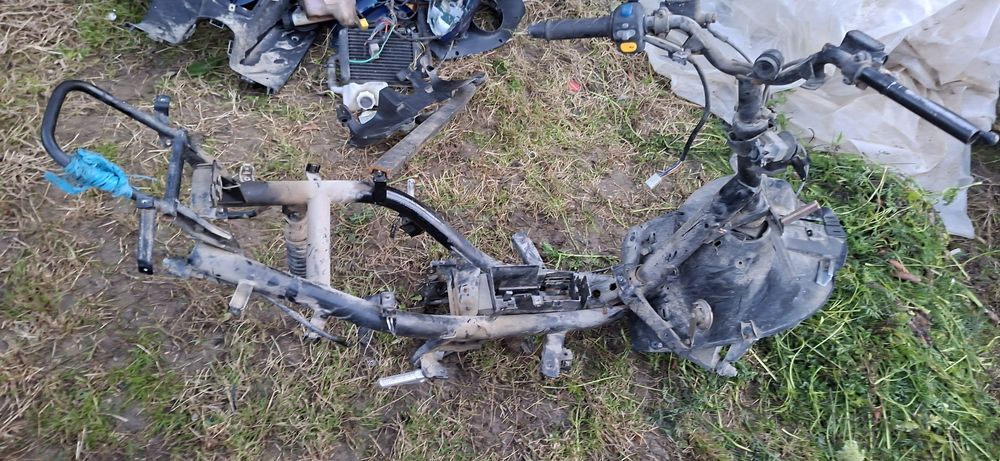 Vând piese peugeot speedfight si motor