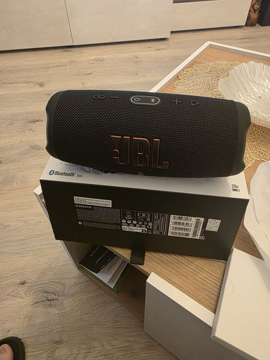 Продавам JBL Charge 5.