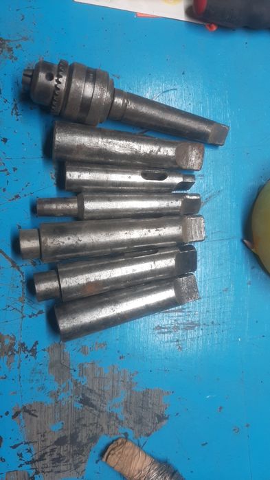 Токарный инструмент резцы и втулки, сверлильный патрон