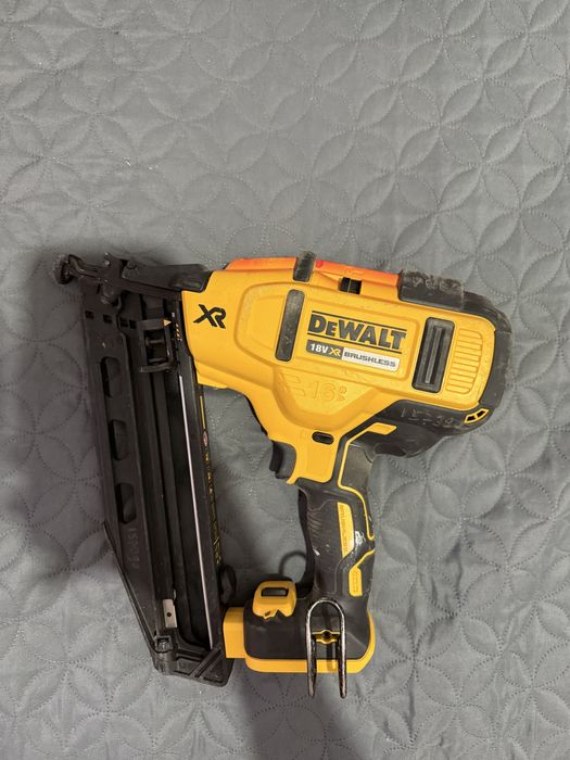 Pistol pentru batut cuie Dewalt DCN660NT, 18V