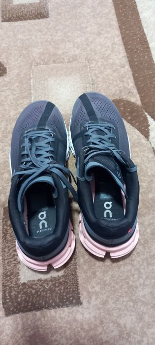 Adidasi on cloud flow