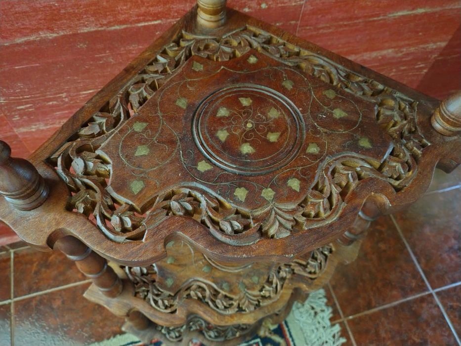 Etajeră din lemn de nuc, sculptată manual, cu intarsii din bronz