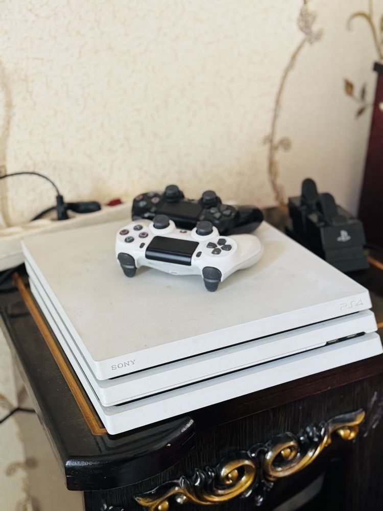 Play station 4 pro 1 tr chotli aybi yuq ichda uyini bor