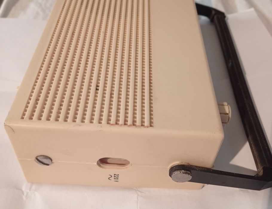 Vând sau schimb radio Cosmos 7,funcționează bine,un buton înlocuit.