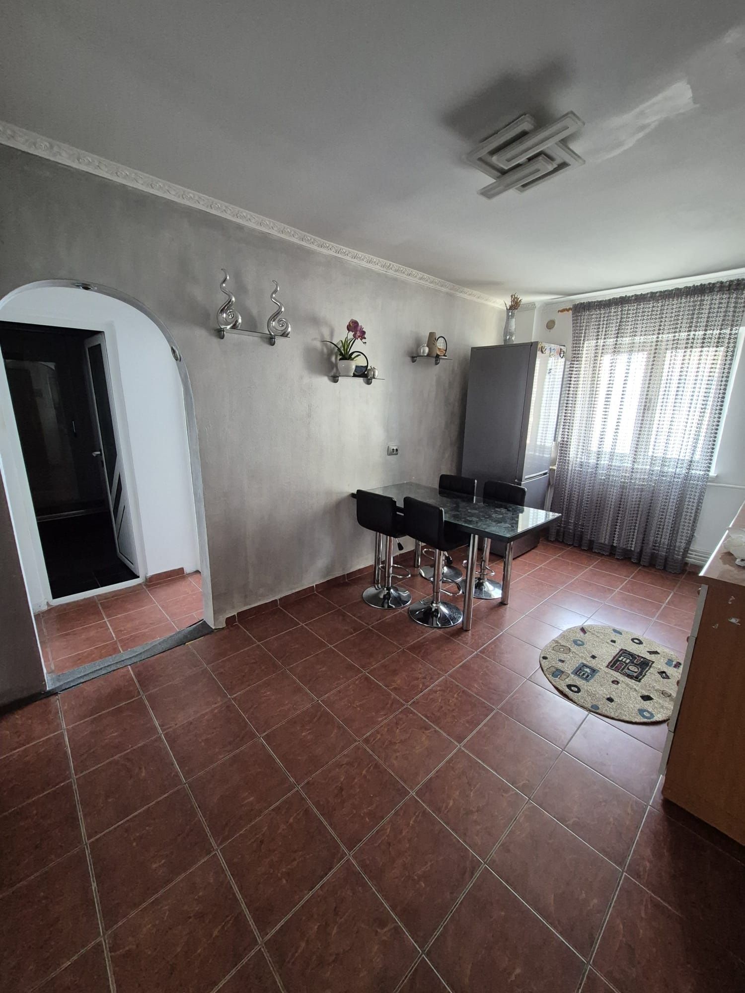 Închiriez Apartament