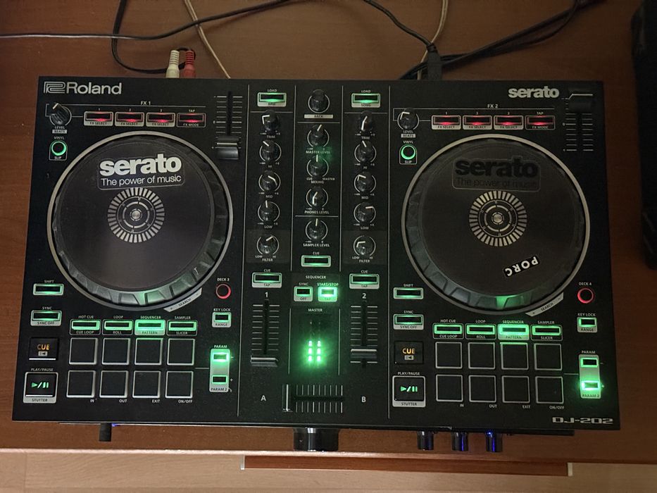 Consola Roland DJ202 și Amplificator Auna AV2-CD508