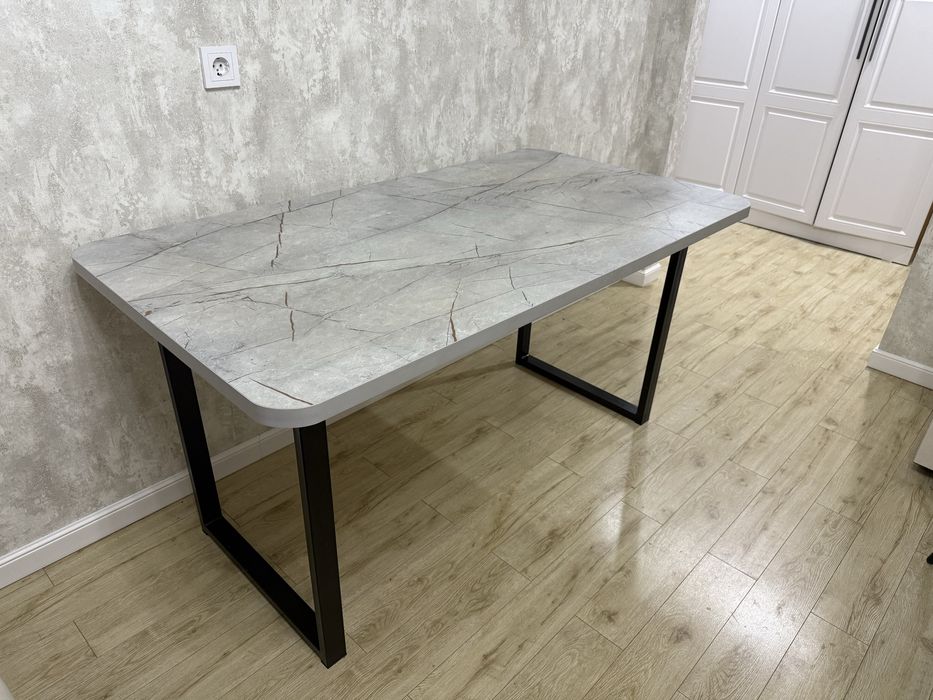 Продаю стол обеденный