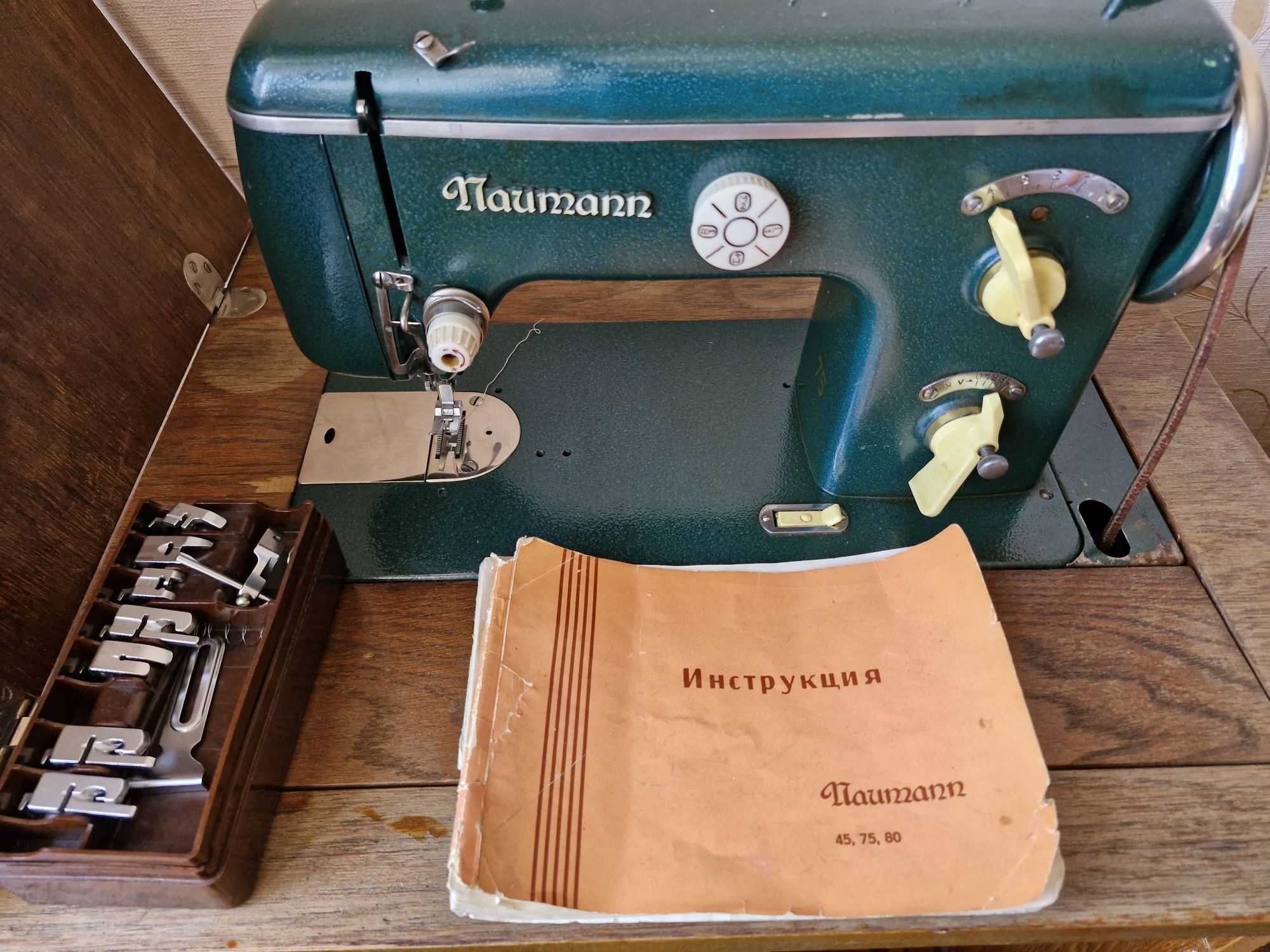 Продам ножную швейную машинку.