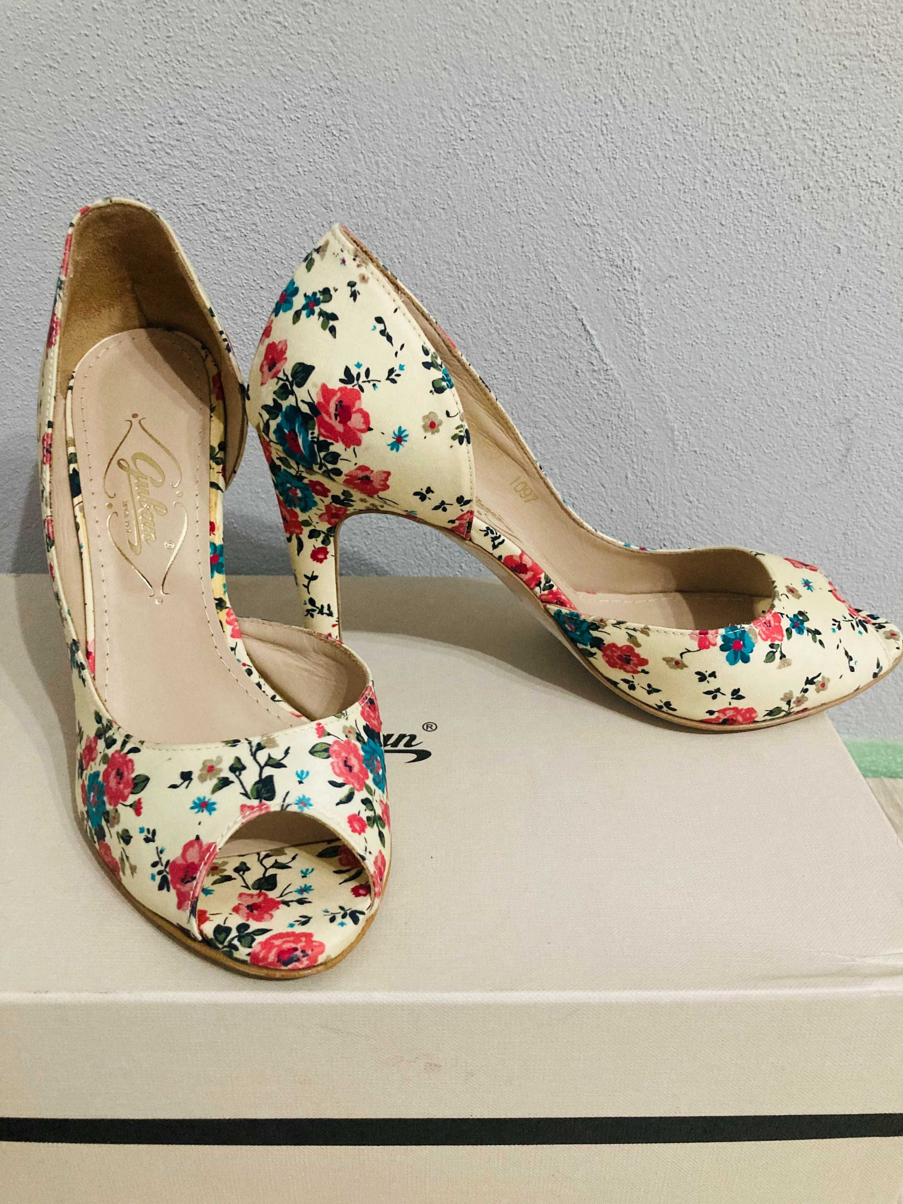 Pantofi Guban cu toc, model floral