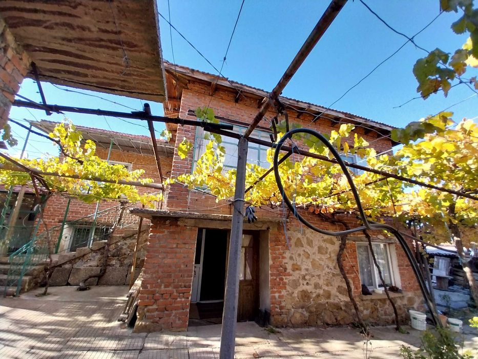 Къща на два етажа с голям двор и гараж.