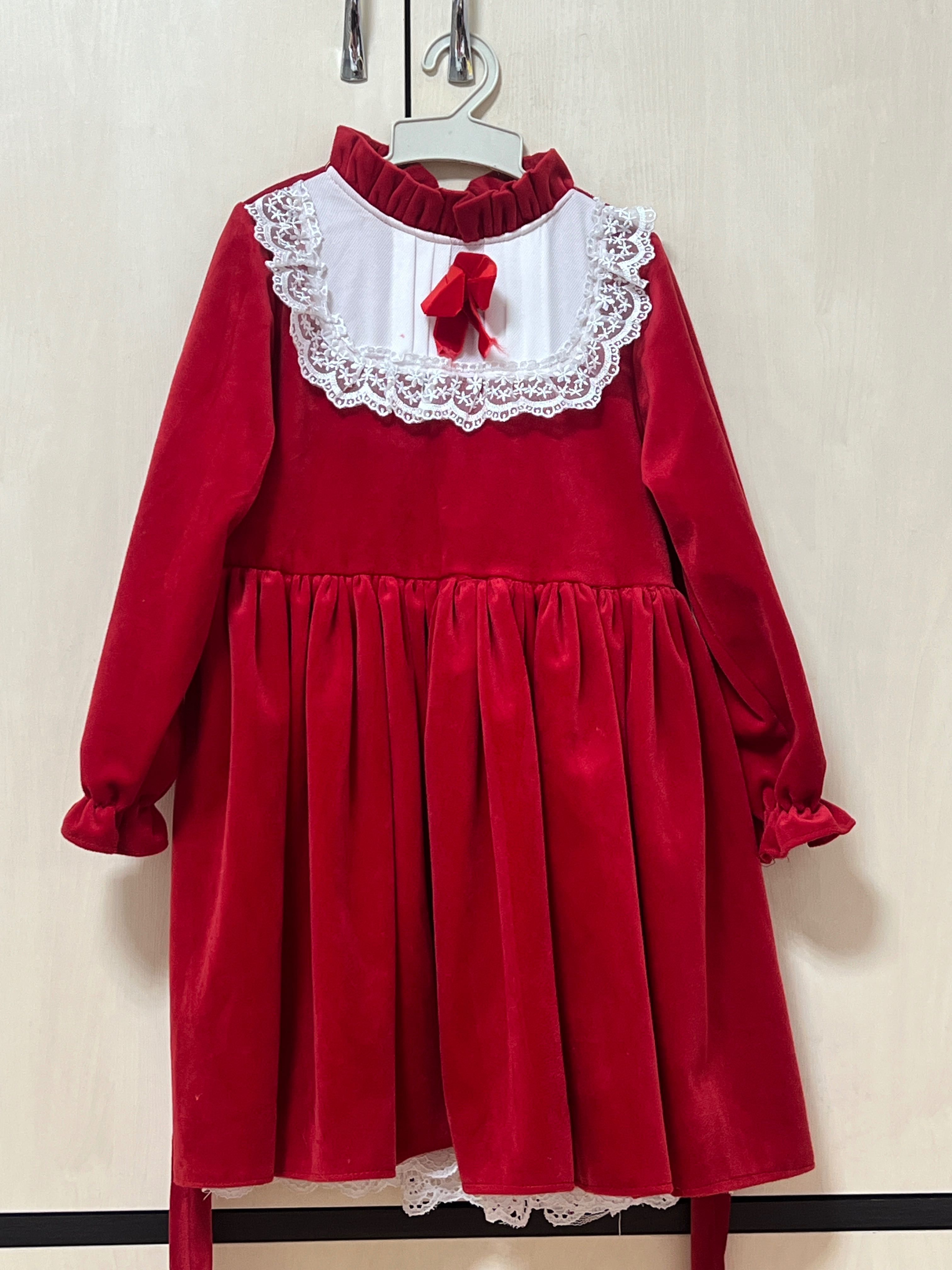 Продается детское красивое бархатное платье на 5-6 лет.