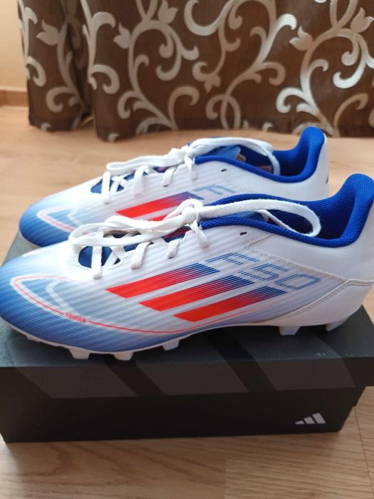 Gete fotbal purtate o dingura data