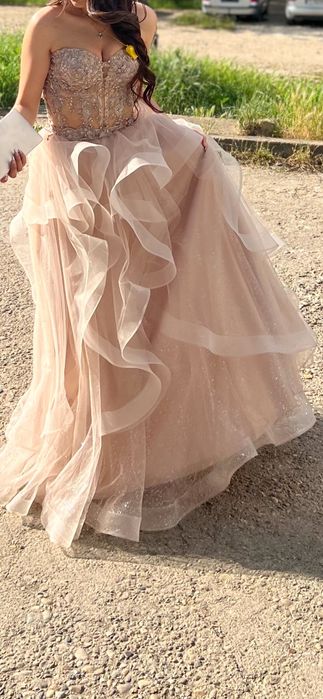 Официална рокля.