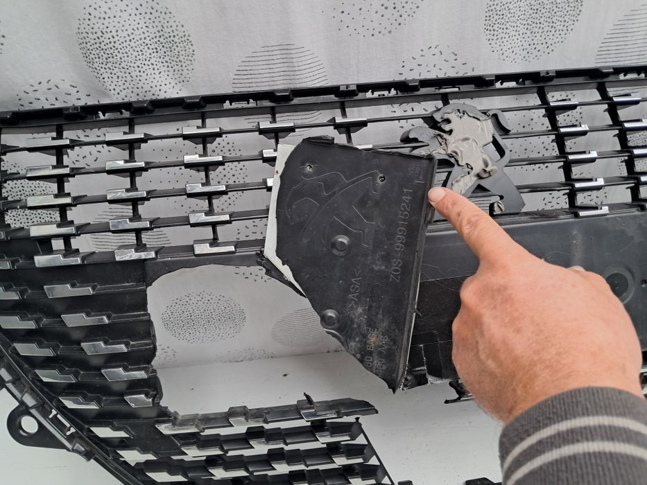 Грил решетка пежо 208 Peugeot  2008