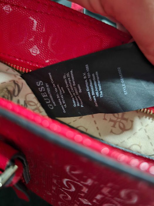 Guess оригинална дамска чанта в малиново червен цвят