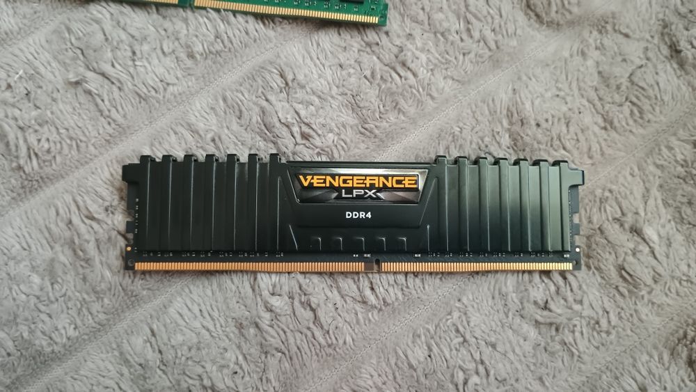 Vând 8gb RAM ddr4 corsari 3000mhz