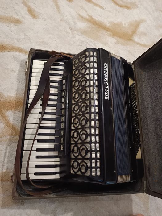 Vând acordeon Royal Standard