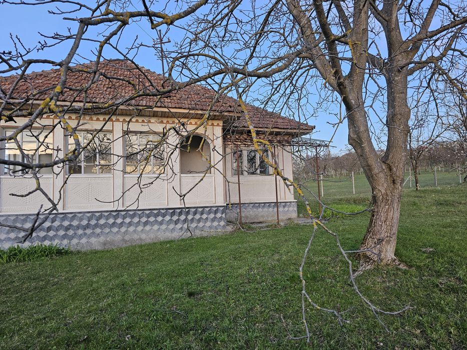 Vând casă cu 6500mp teren în Ciolt