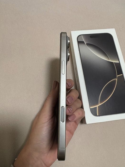 Продавам Iphone 16 pro max 1799лв. 256GB 99% живот на батерия.