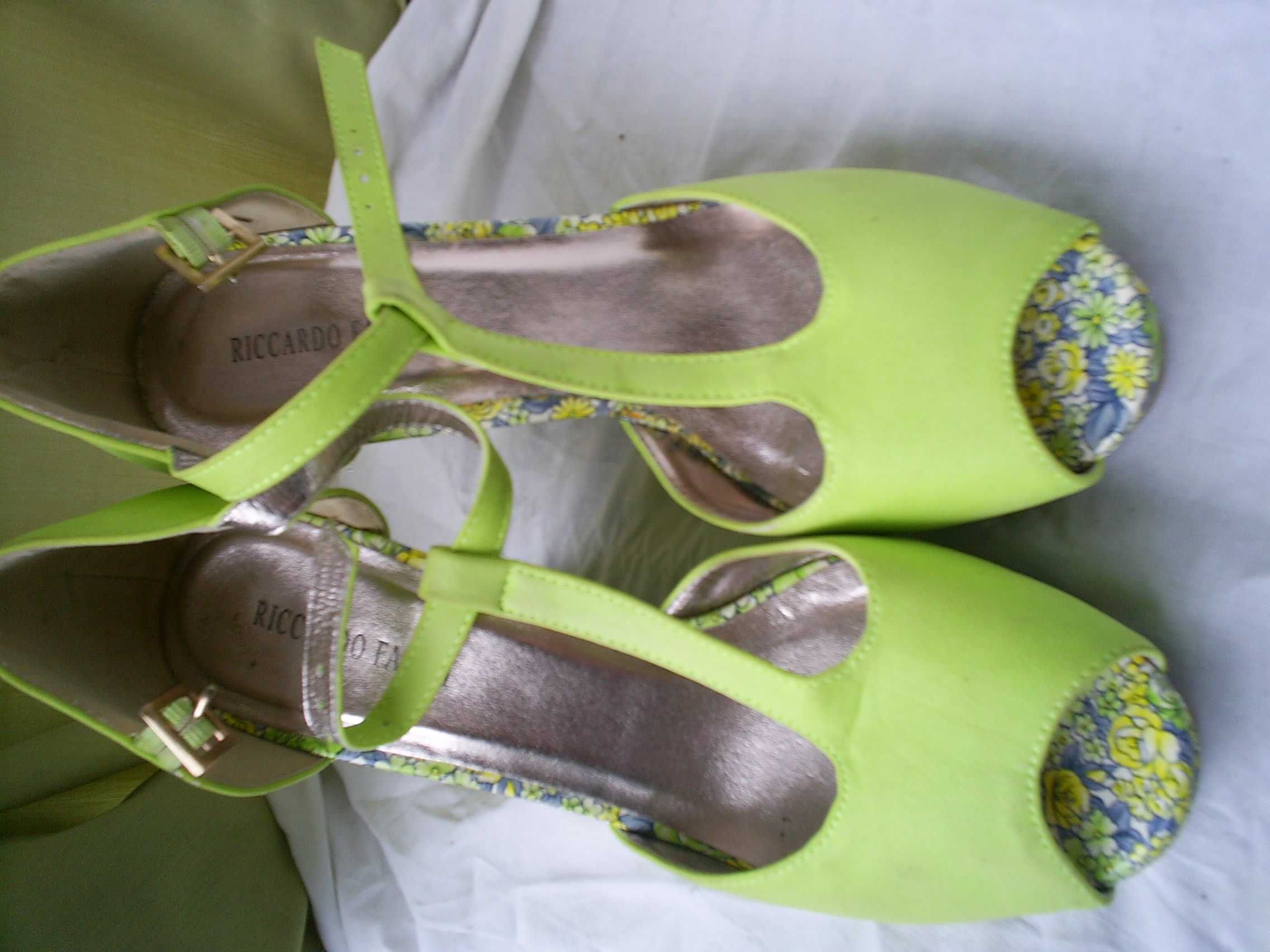 много оригинални дамски обувки на Рикардо Фарини