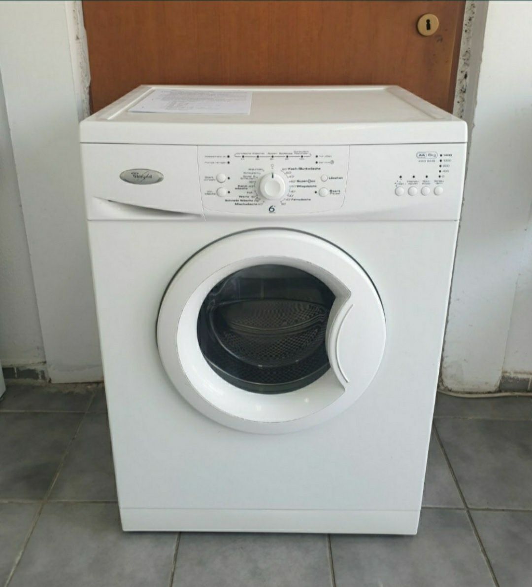 Masina de spălat rufe Whirlpool.