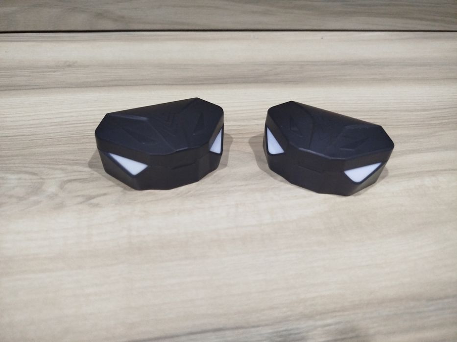 2 б/у китайские безпроводные наушники