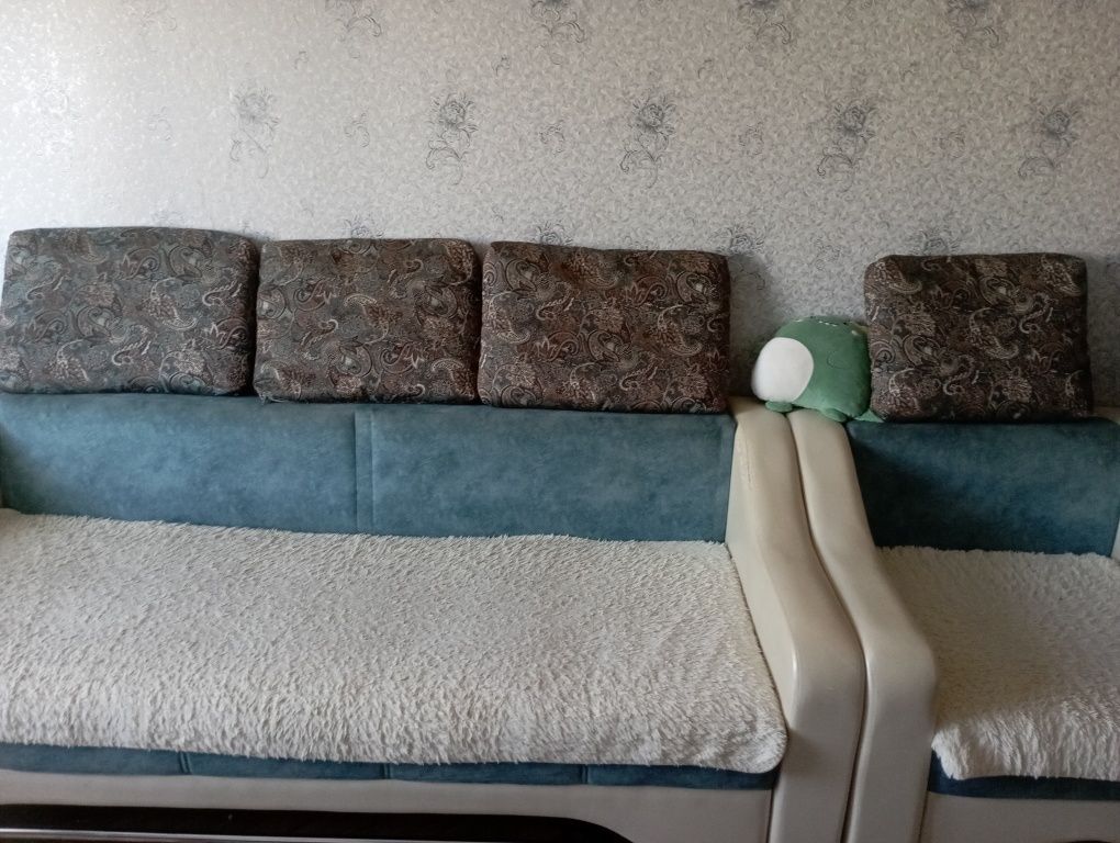 Продам срочно диван  с креслом