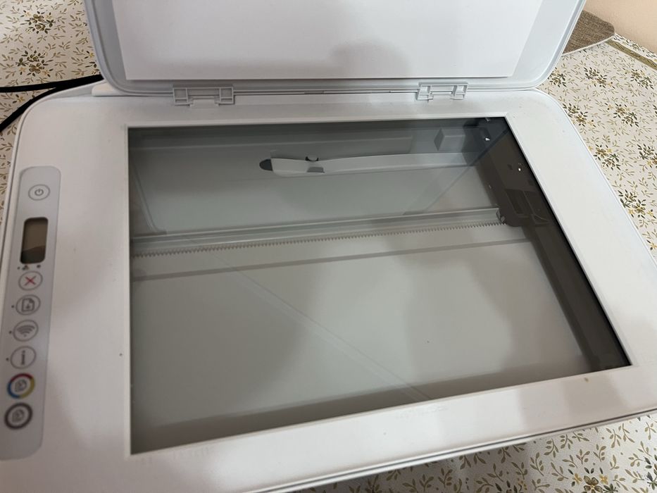 model multifuncțional HP DeskJet 2710e All-in-One.