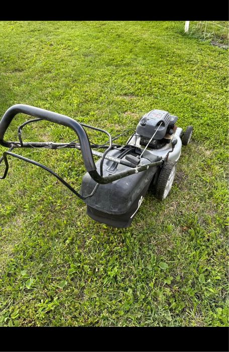 Masina tuns iarba cu tractiune