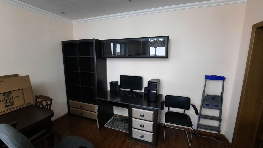 Продаётся стол с полкой в подарок