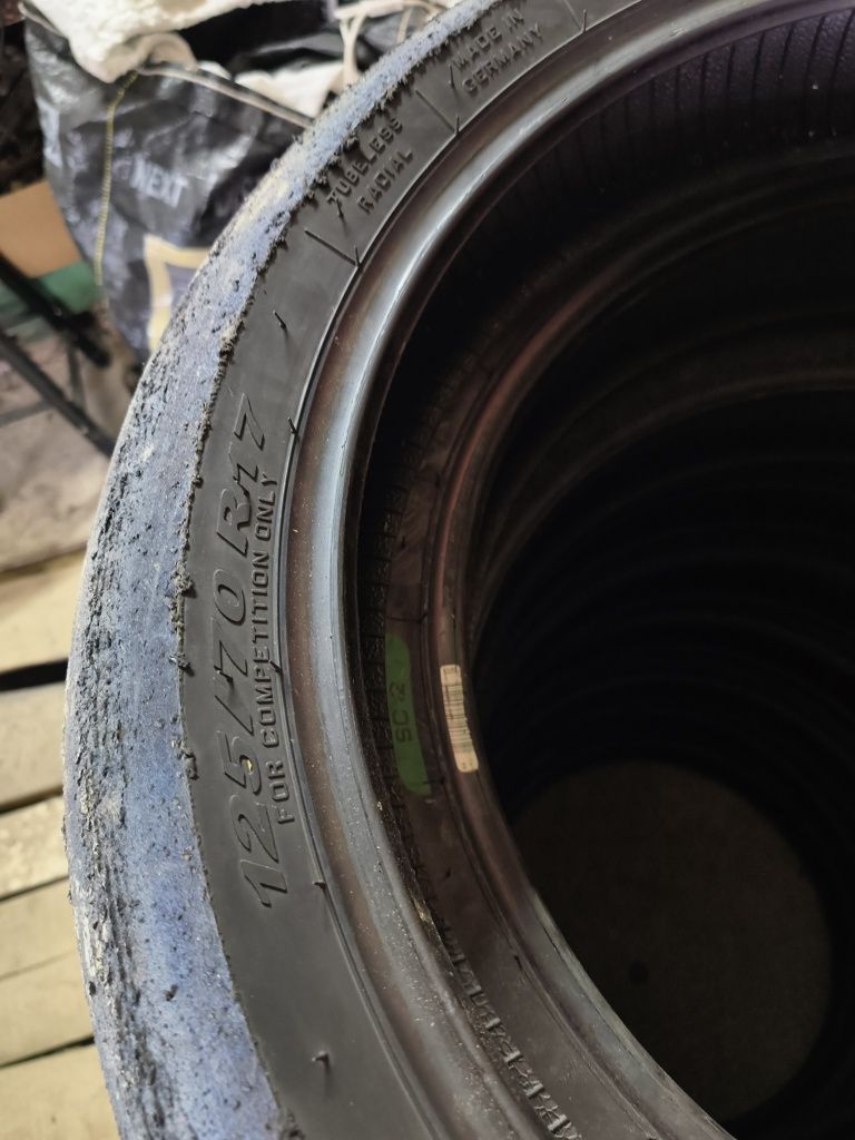 Предни сликове Pirelli и Dunlop