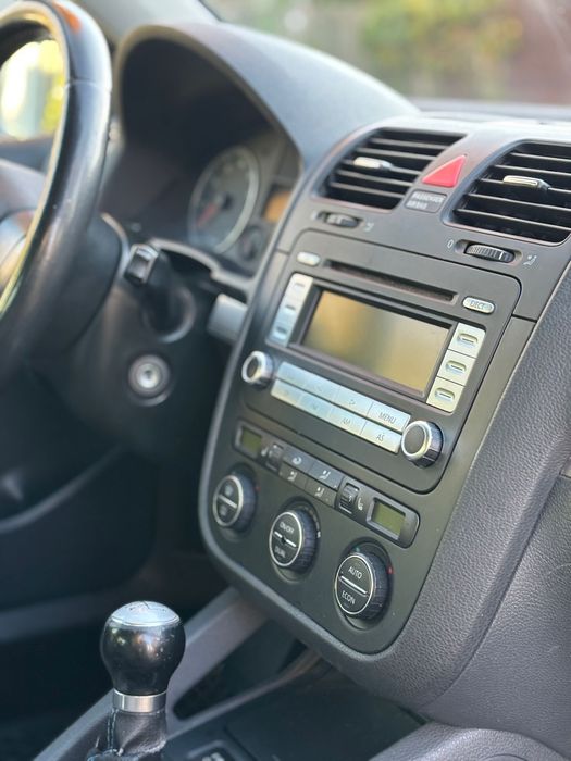 Volkswagen Golf 5 1.6 MPI , intretinut carte service la zi