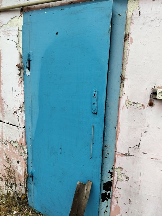 Сатылады есик 10000 Жане терезе 5000