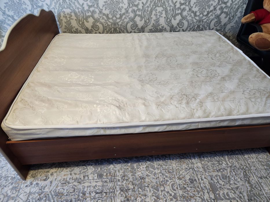 Продам кровать с матрасом  б/у