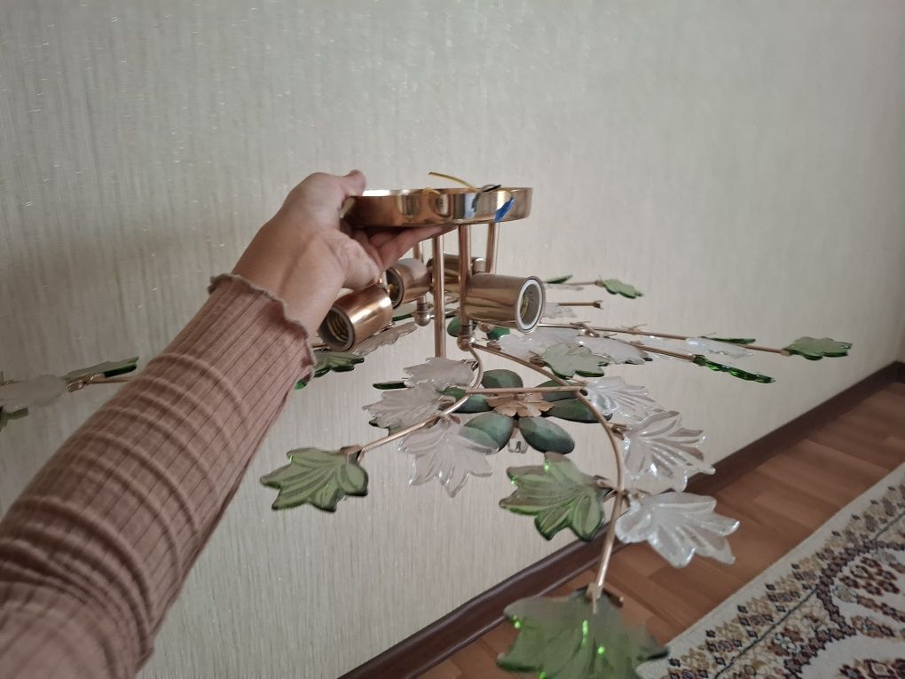 Продам люстры разные
