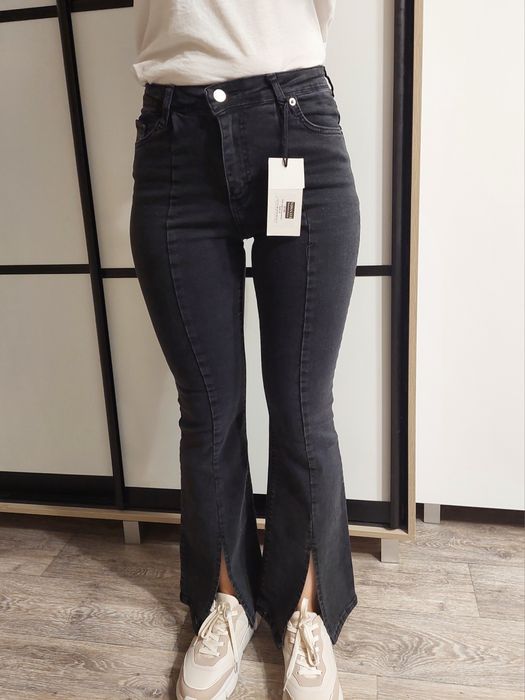 Джинсы клеш с вырезом. Новые. Пр. ТУРЦИЯ