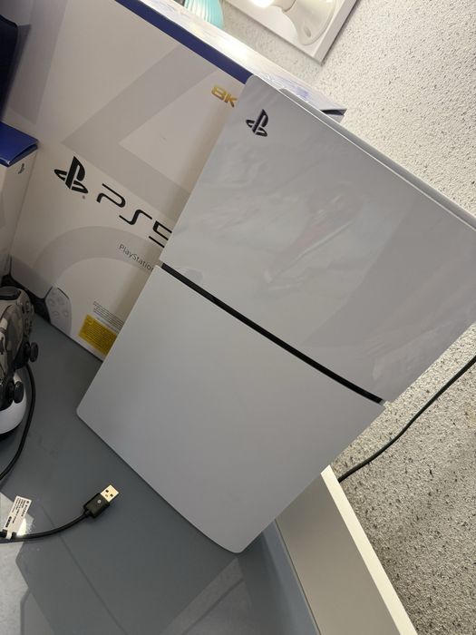 PlayStation 5 - с 2 джоистика и поставка /зарядно/ за тях - в Гаранция