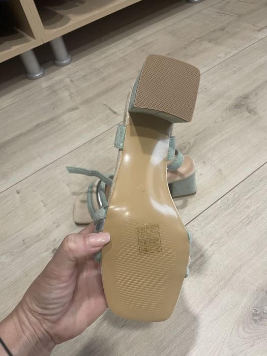 Sandale noi cu toc gros