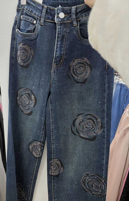 Дънки с рози и камъни