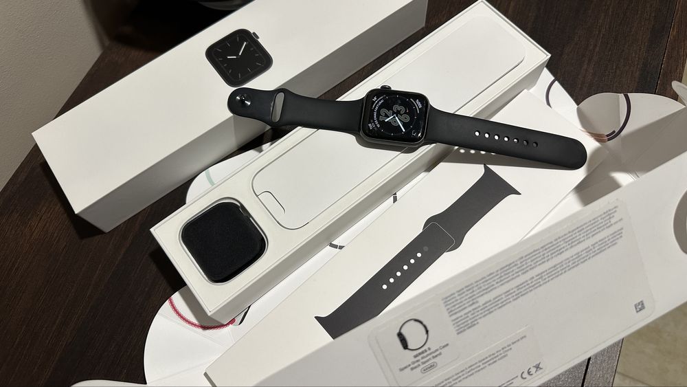 Продавам неразличим от нов Apple Watch 5