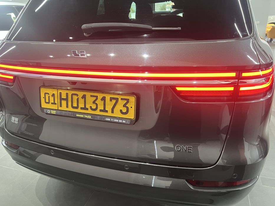 Li one 8 model avtosalondan